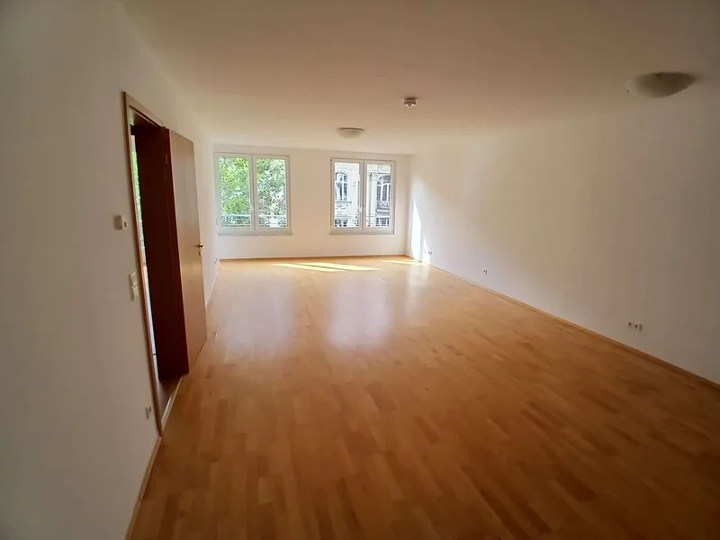 Urbanes Wohnen mit Flair – Helle Wohnung mit Balkon im Herzen der Stadt — photo 1